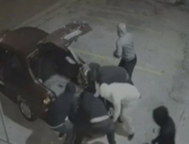 Κολωνός: Ληστές γκρεμίζουν την είσοδο καταστήματος και «σηκώνουν» το χρηματοκιβώτιο (βίντεο)